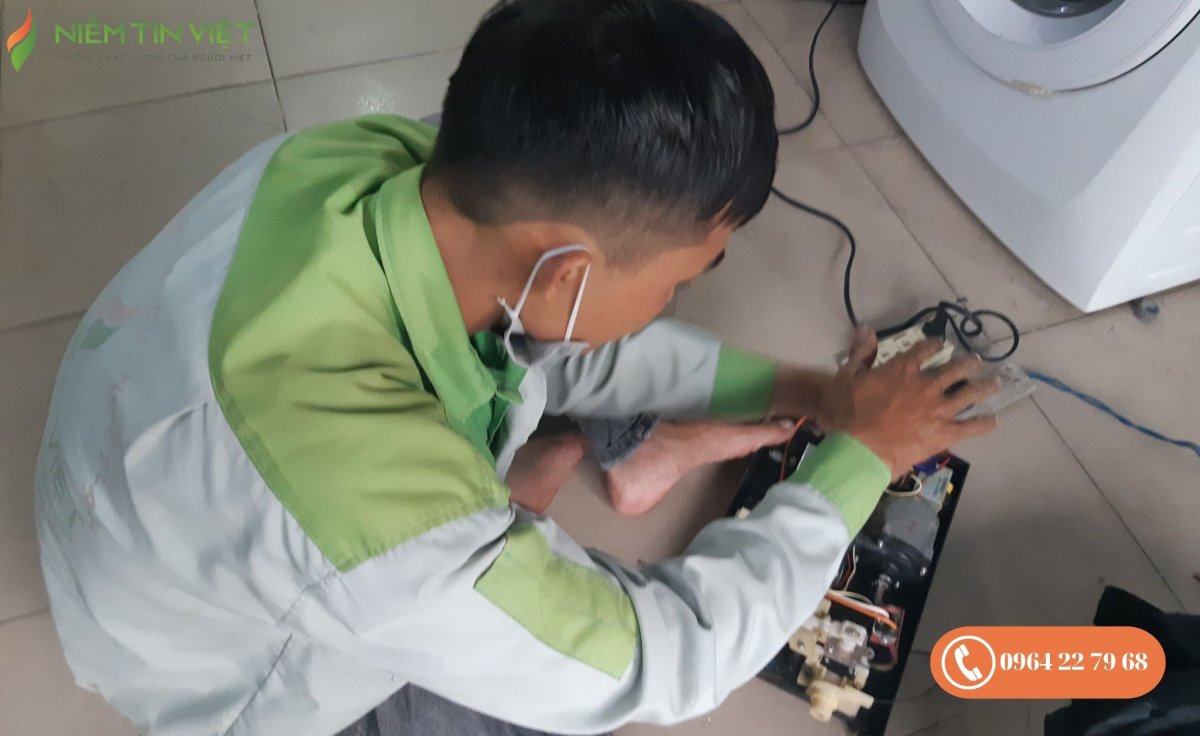 cach su dung may nuoc nong 6 » Điện Lạnh Niềm Tin Việt 2025 Thợ Niềm Tin Việt đến kiểm tra máy nước nóng tại nhà khách hàng