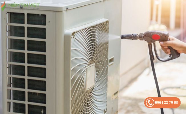 ve sinh cuc nong dieu hoa 4 » Điện Lạnh Niềm Tin Việt 2025 Sử dụng vòi xịt để loại bỏ bụi bẩn bên trong
