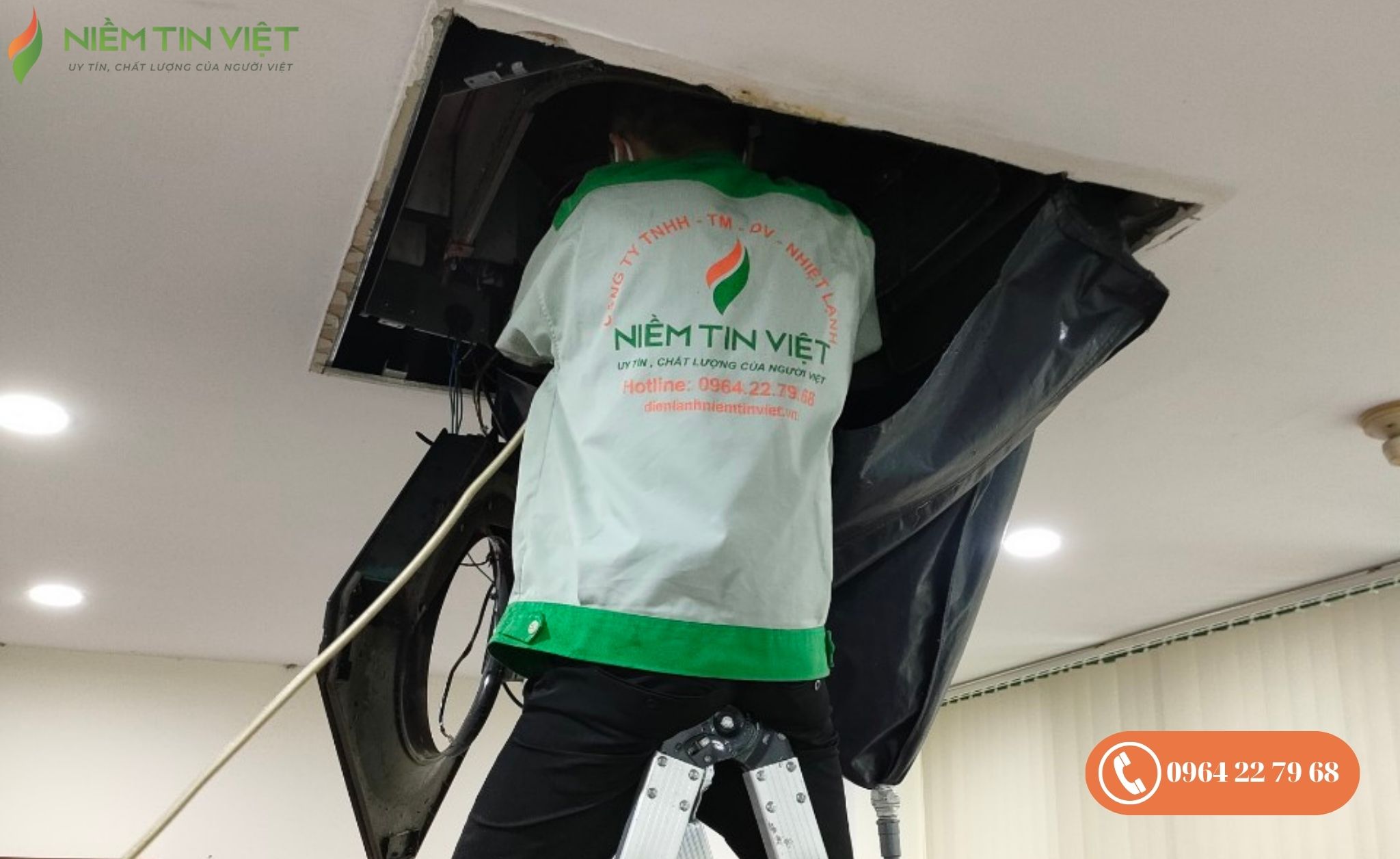 Dùng bạt che chắn để tránh ướt các vật dụng xung quanh khi tiến hành xịt rửa